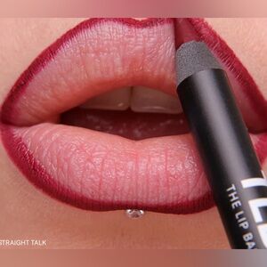 NWOB STRAIGHT LINE CREAMY LIP LINER- Straight Talk (Burgundy)